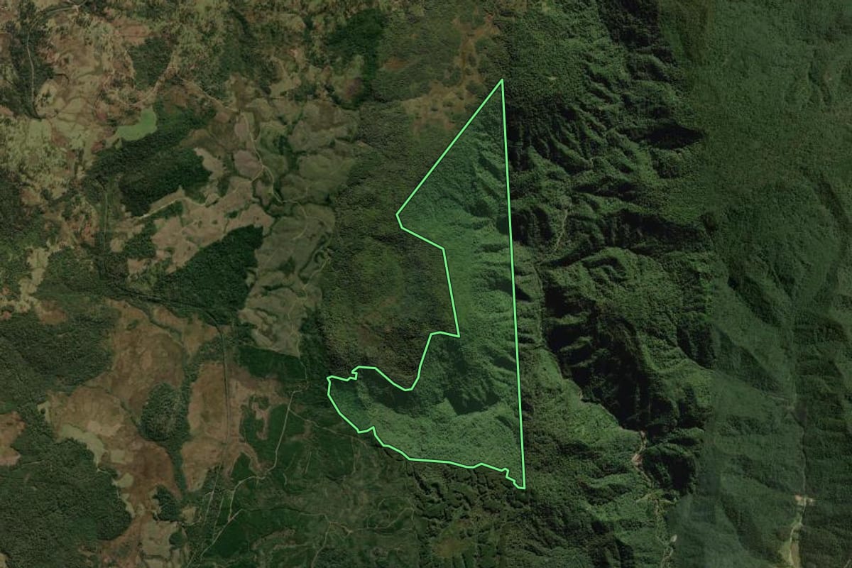 Imagem de satélite do imóvel rural em Santa Cecília (SC), com o contorno declarado no CAR desenhado por cima.