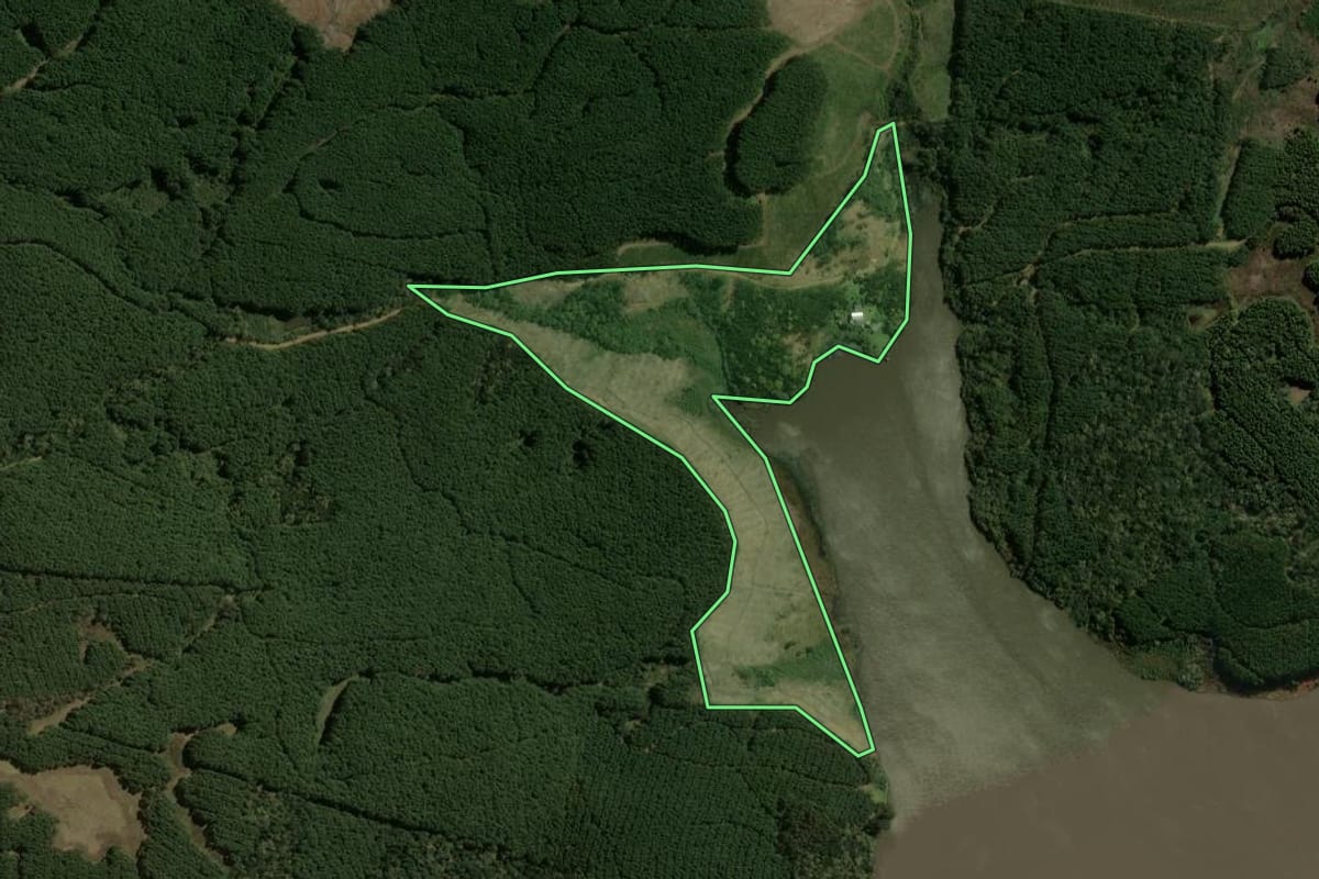 Imagem de satélite do imóvel rural em Santa Cecília (SC), com o contorno declarado no CAR desenhado por cima.