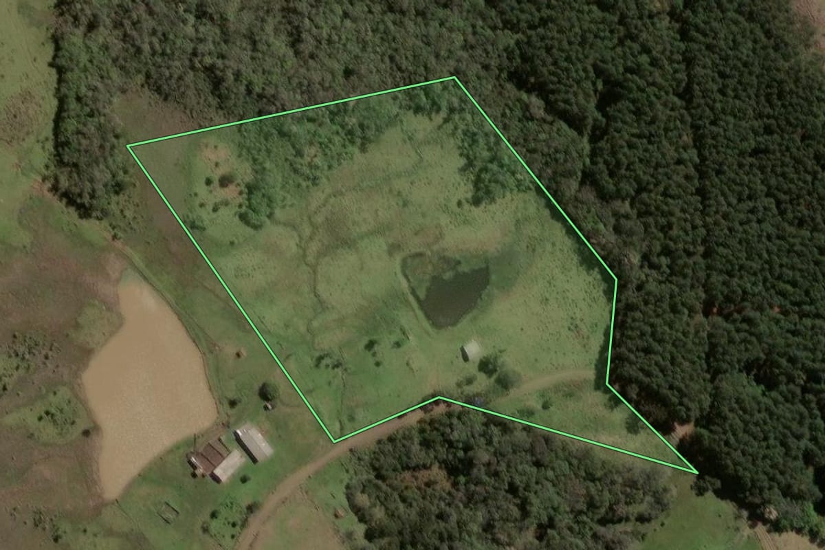 Imagem de satélite do imóvel rural em Santa Cecília (SC), com o contorno declarado no CAR desenhado por cima.