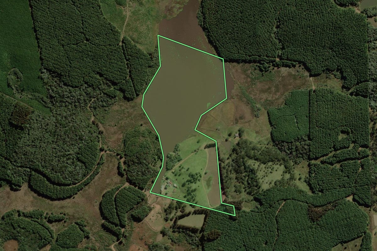 Imagem de satélite do imóvel rural em Santa Cecília (SC), com o contorno declarado no CAR desenhado por cima.