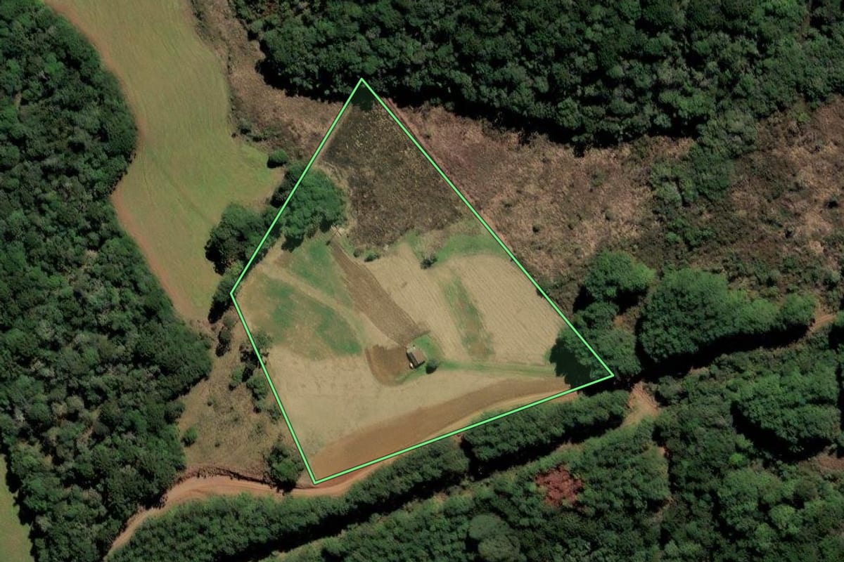 Imagem de satélite do imóvel rural em Santa Cecília (SC), com o contorno declarado no CAR desenhado por cima.