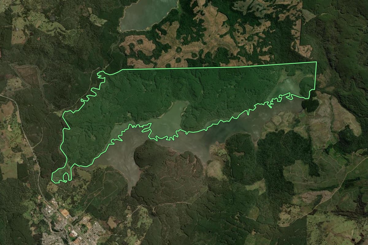 Imagem de satélite do imóvel rural em Santa Cecília (SC), com o contorno declarado no CAR desenhado por cima.