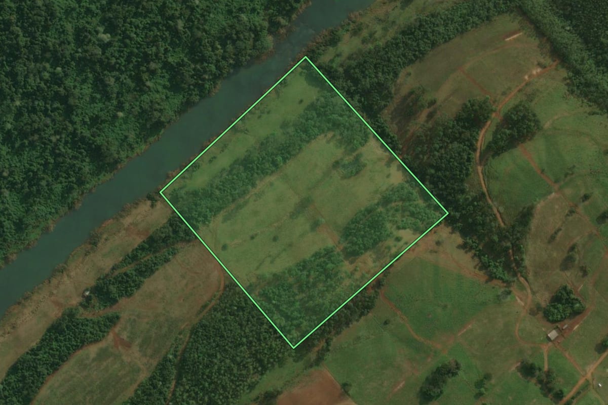 Imagem de satélite do imóvel rural em Santa Helena (SC), com o contorno declarado no CAR desenhado por cima.