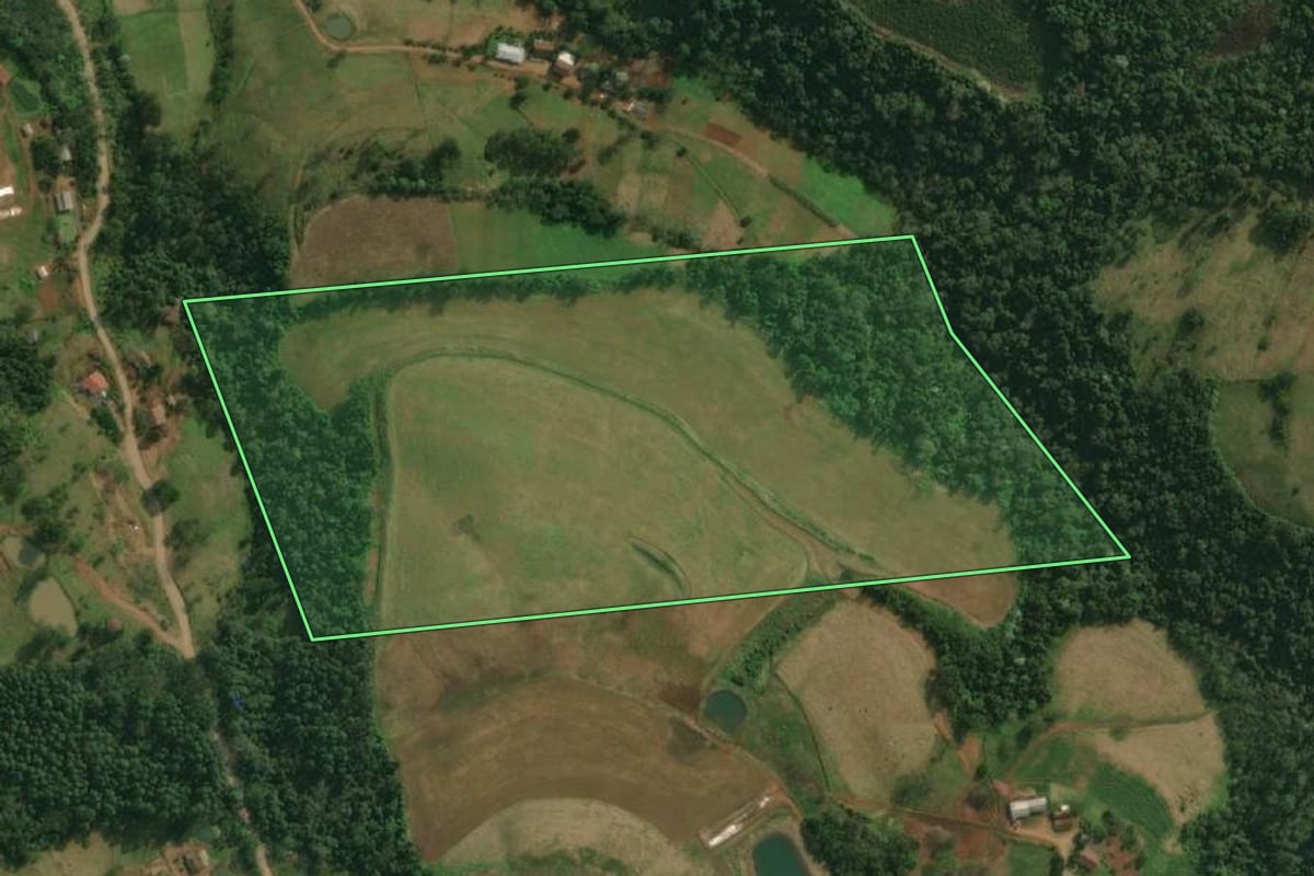 Imagem de satélite do imóvel rural em Santa Helena (SC), com o contorno declarado no CAR desenhado por cima.