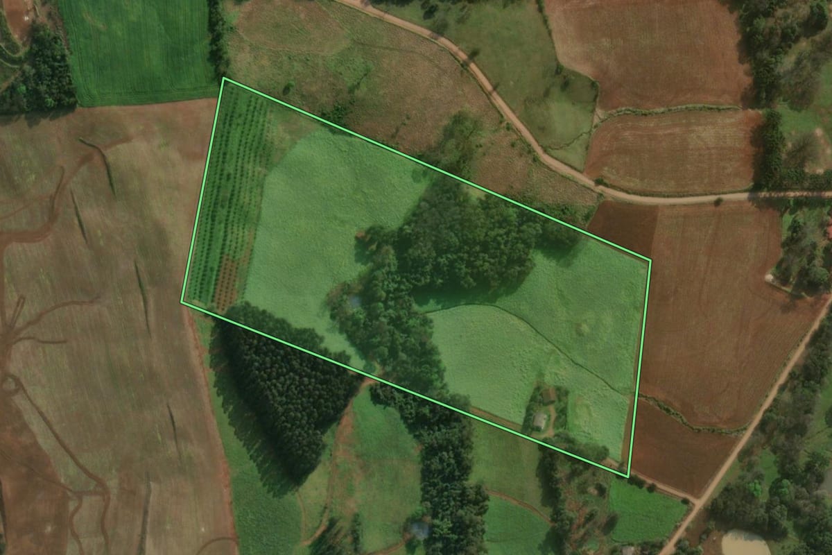 Imagem de satélite do imóvel rural em Santa Helena (SC), com o contorno declarado no CAR desenhado por cima.