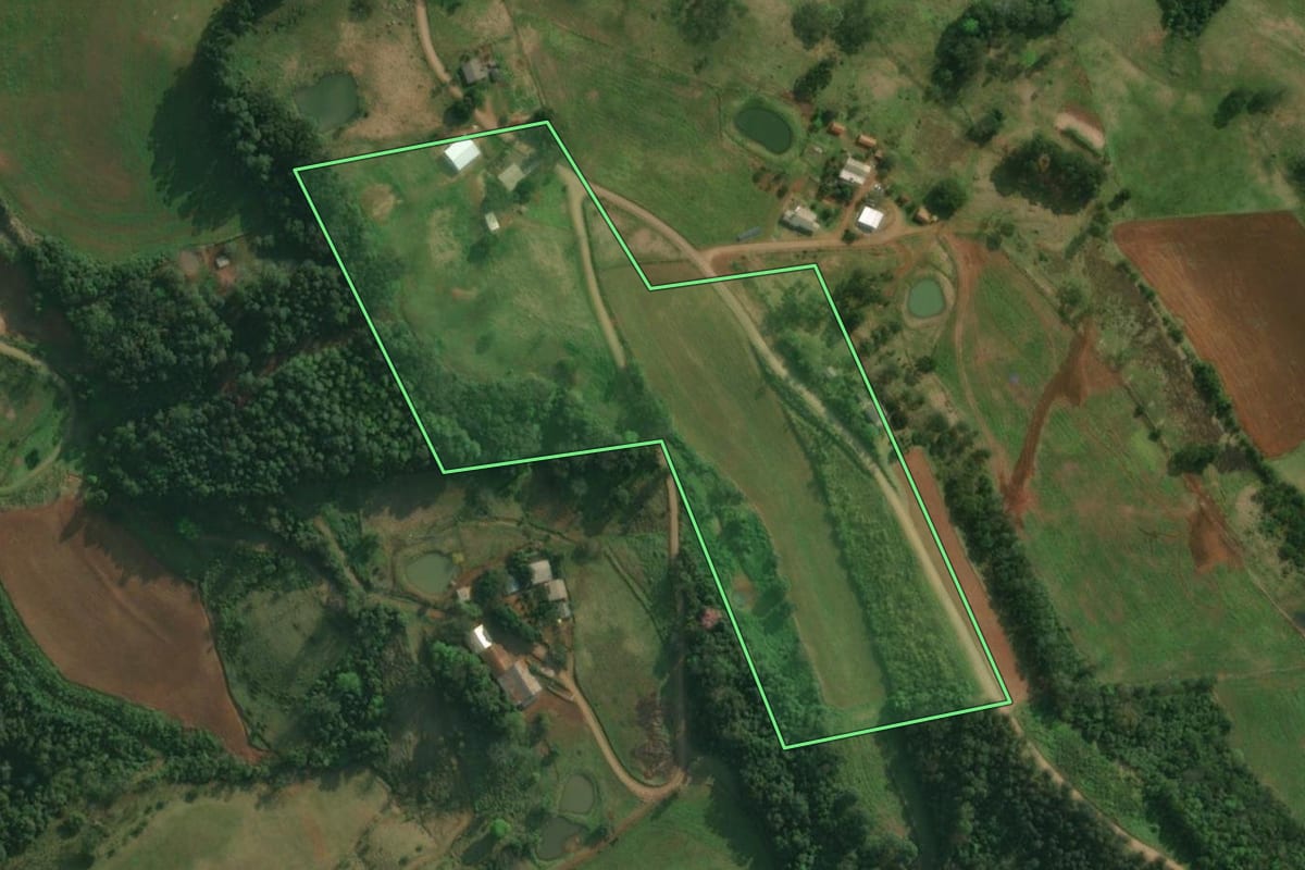 Imagem de satélite do imóvel rural em Santa Helena (SC), com o contorno declarado no CAR desenhado por cima.