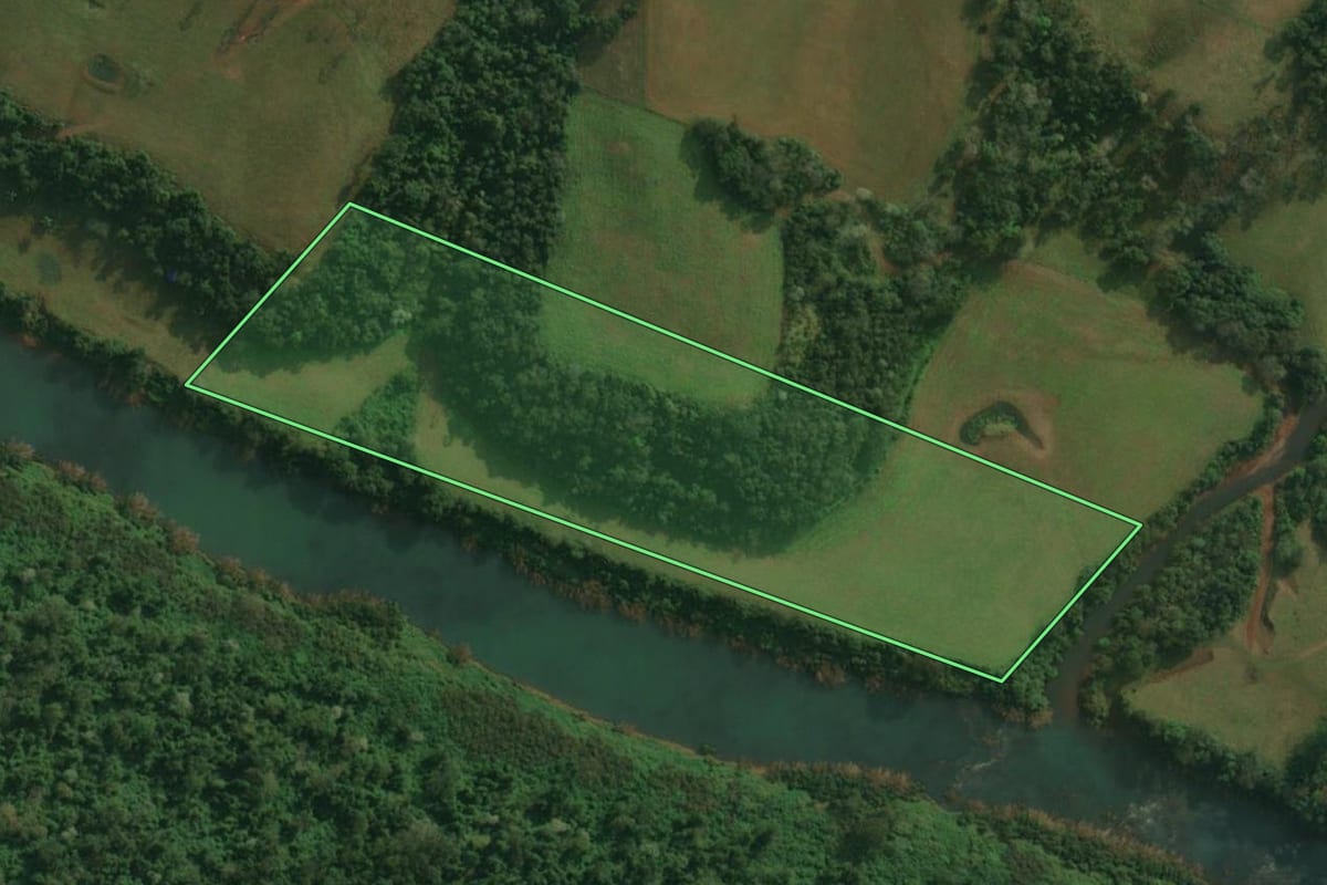 Imagem de satélite do imóvel rural em Santa Helena (SC), com o contorno declarado no CAR desenhado por cima.