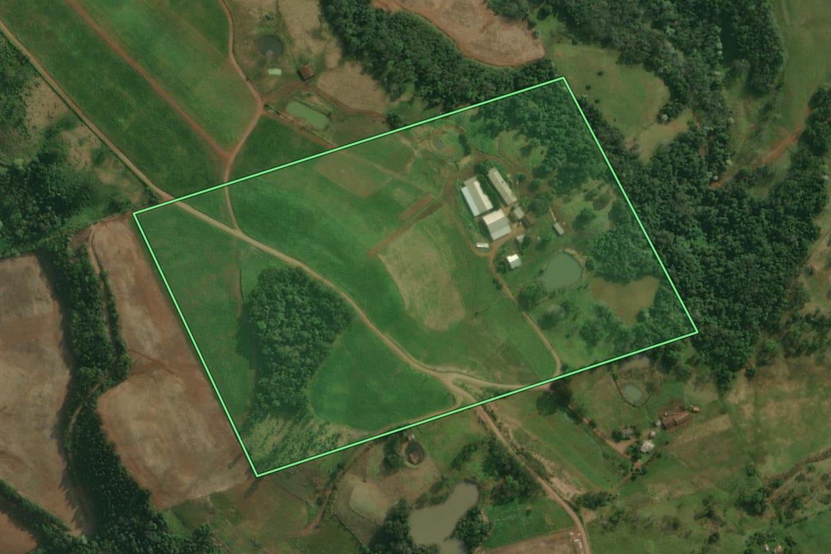 Imagem de satélite do imóvel rural em Santa Helena (SC), com o contorno declarado no CAR desenhado por cima.