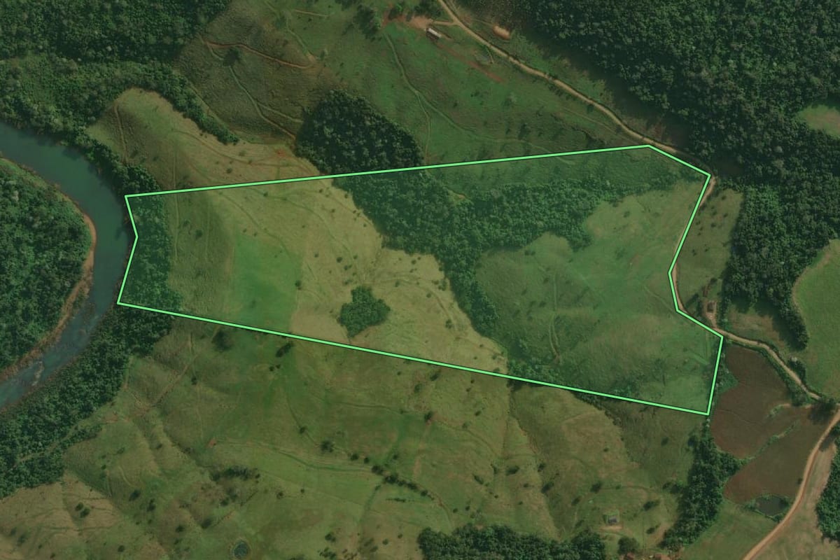 Imagem de satélite do imóvel rural em Santa Helena (SC), com o contorno declarado no CAR desenhado por cima.