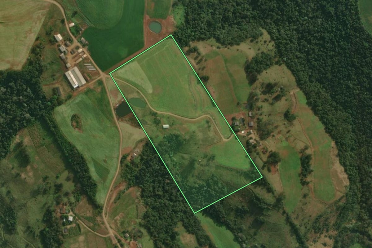 Imagem de satélite do imóvel rural em Santa Helena (SC), com o contorno declarado no CAR desenhado por cima.