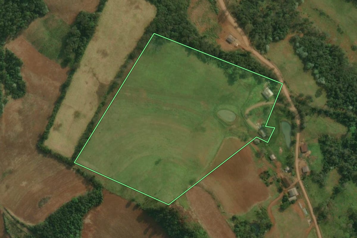 Imagem de satélite do imóvel rural em Santa Helena (SC), com o contorno declarado no CAR desenhado por cima.