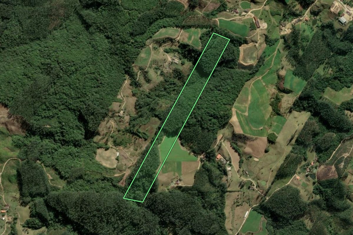 Imagem de satélite do imóvel rural em Santa Rosa de Lima (SC), com o contorno declarado no CAR desenhado por cima.