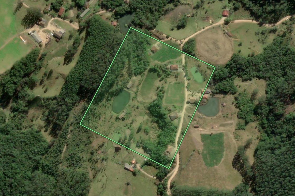 Imagem de satélite do imóvel rural em Santa Rosa de Lima (SC), com o contorno declarado no CAR desenhado por cima.