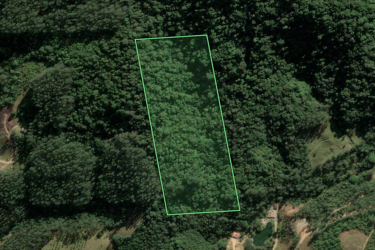 Imagem de satélite do imóvel rural em Santa Rosa de Lima (SC), com o contorno declarado no CAR desenhado por cima.