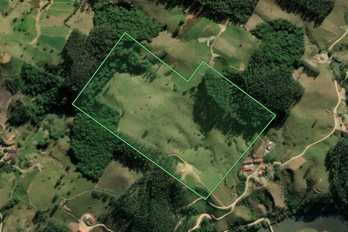 Imagem de satélite do imóvel rural em Santa Rosa de Lima (SC), com o contorno declarado no CAR desenhado por cima.