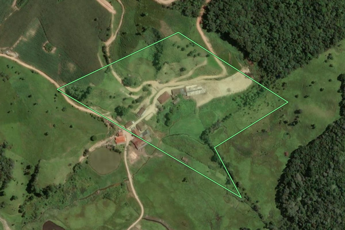 Imagem de satélite do imóvel rural em Santa Rosa de Lima (SC), com o contorno declarado no CAR desenhado por cima.