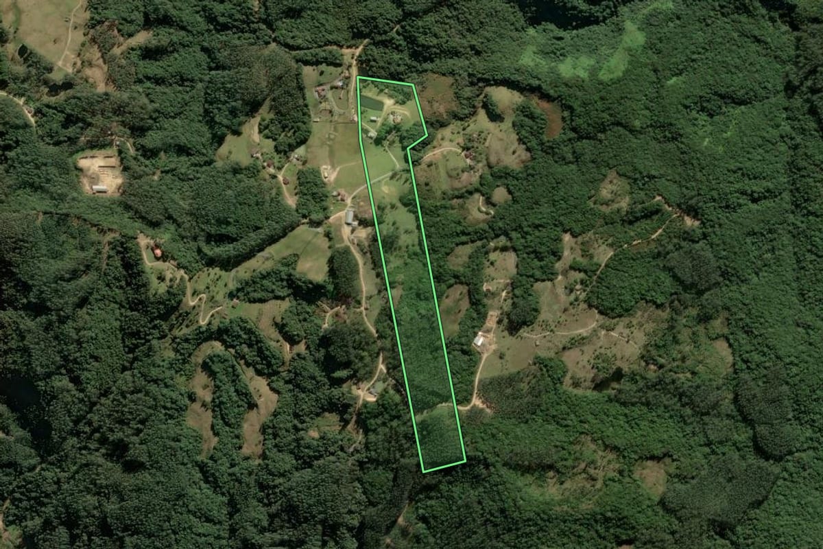 Imagem de satélite do imóvel rural em Santa Rosa de Lima (SC), com o contorno declarado no CAR desenhado por cima.