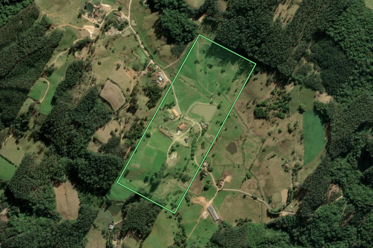 Imagem de satélite do imóvel rural em Santa Rosa de Lima (SC), com o contorno declarado no CAR desenhado por cima.