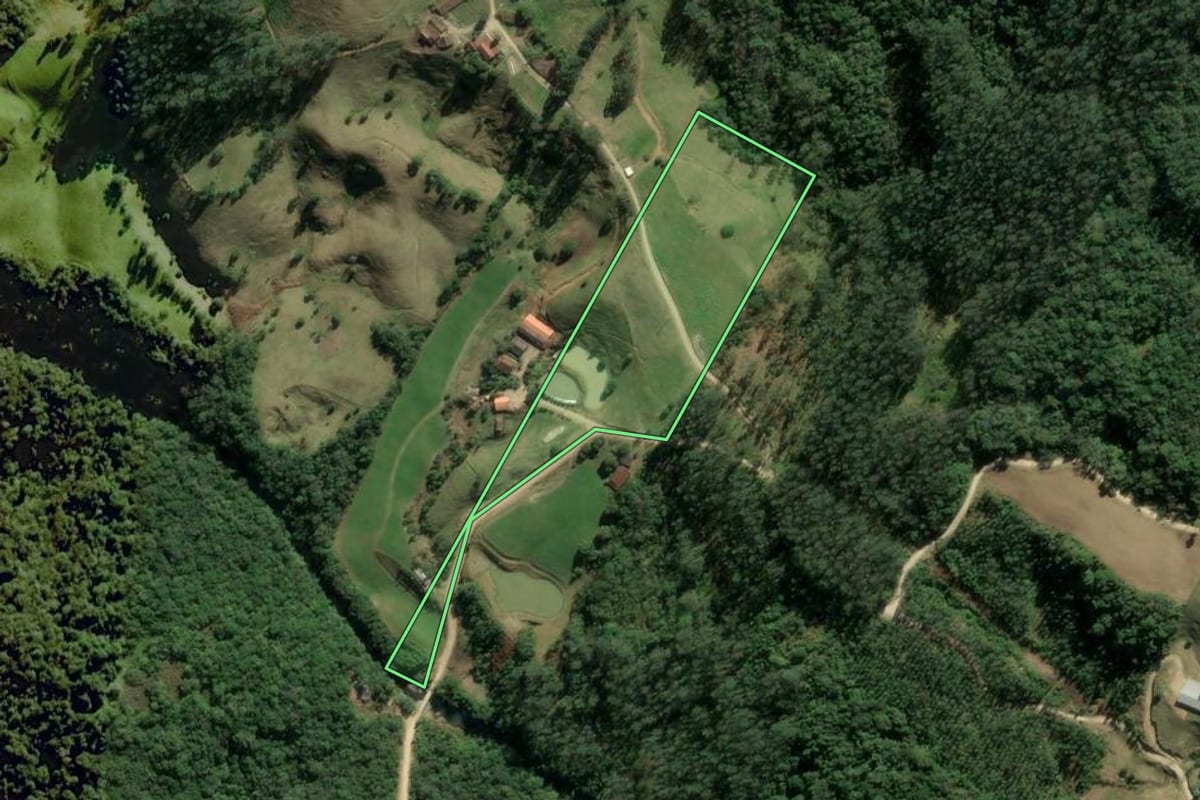 Imagem de satélite do imóvel rural em Santa Rosa de Lima (SC), com o contorno declarado no CAR desenhado por cima.