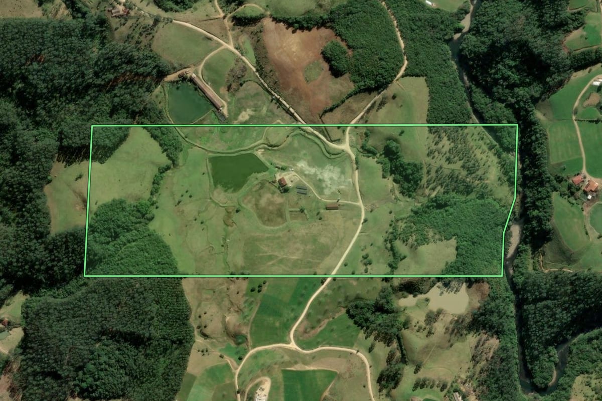 Imagem de satélite do imóvel rural em Santa Rosa de Lima (SC), com o contorno declarado no CAR desenhado por cima.