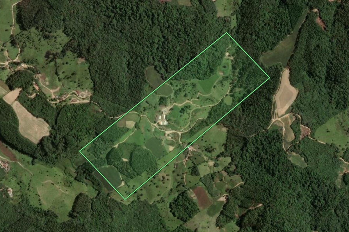 Imagem de satélite do imóvel rural em Santa Rosa de Lima (SC), com o contorno declarado no CAR desenhado por cima.