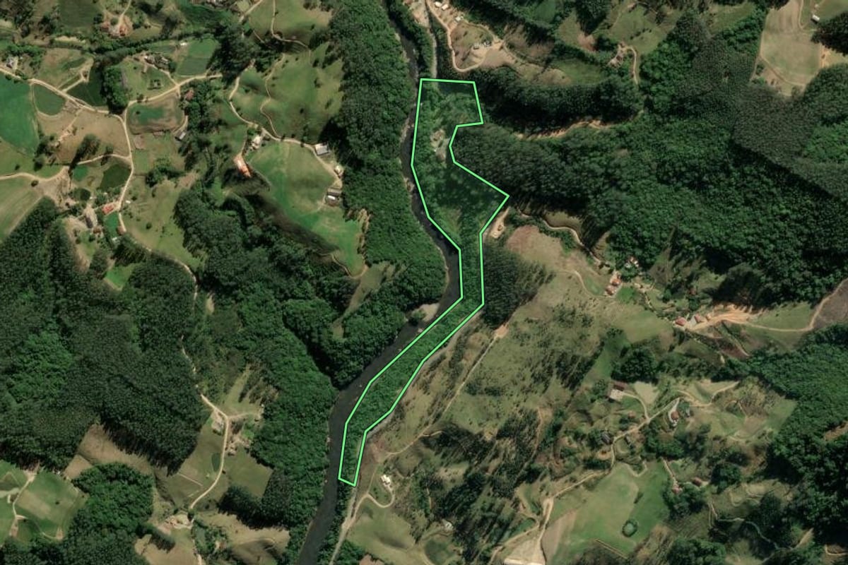 Imagem de satélite do imóvel rural em Santa Rosa de Lima (SC), com o contorno declarado no CAR desenhado por cima.