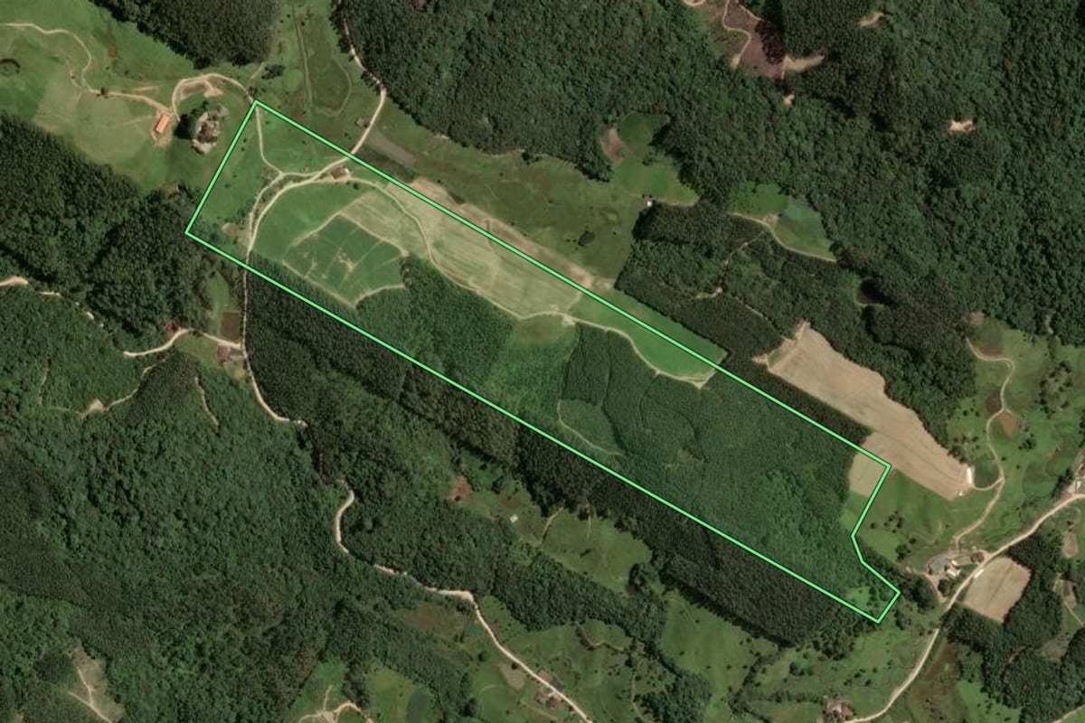 Imagem de satélite do imóvel rural em Santa Rosa de Lima (SC), com o contorno declarado no CAR desenhado por cima.