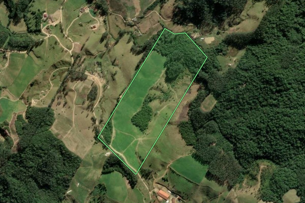 Imagem de satélite do imóvel rural em Santa Rosa de Lima (SC), com o contorno declarado no CAR desenhado por cima.