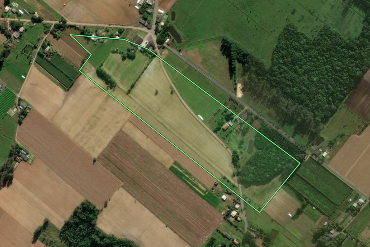 Imagem de satélite do imóvel rural em Santa Rosa do Sul (SC), com o contorno declarado no CAR desenhado por cima.
