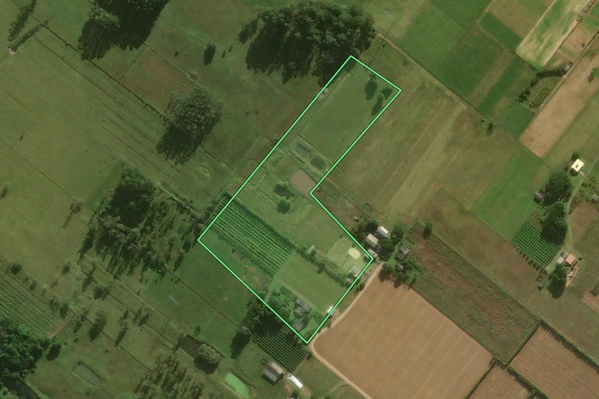 Imagem de satélite do imóvel rural em Santa Rosa do Sul (SC), com o contorno declarado no CAR desenhado por cima.