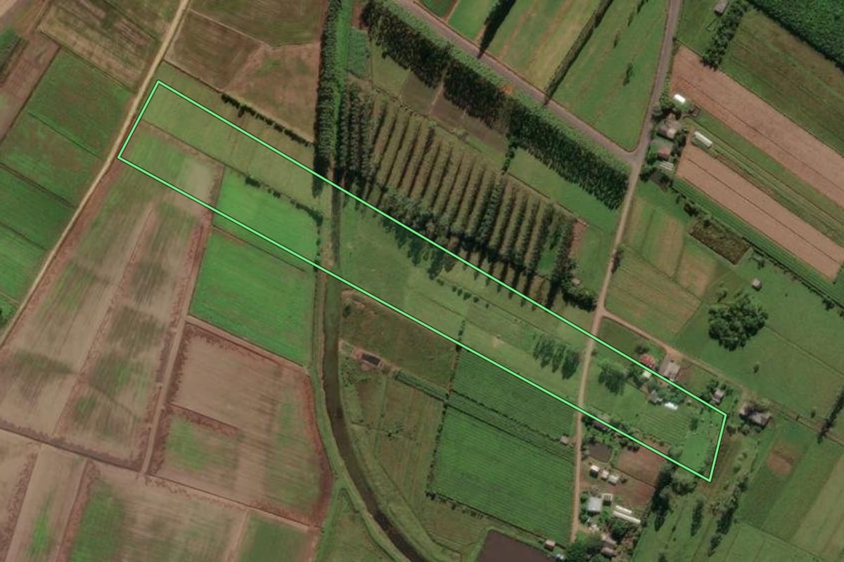 Imagem de satélite do imóvel rural em Santa Rosa do Sul (SC), com o contorno declarado no CAR desenhado por cima.