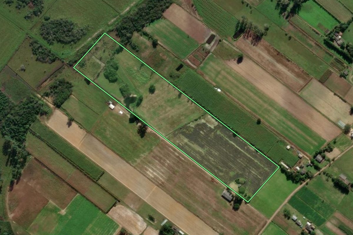 Imagem de satélite do imóvel rural em Santa Rosa do Sul (SC), com o contorno declarado no CAR desenhado por cima.