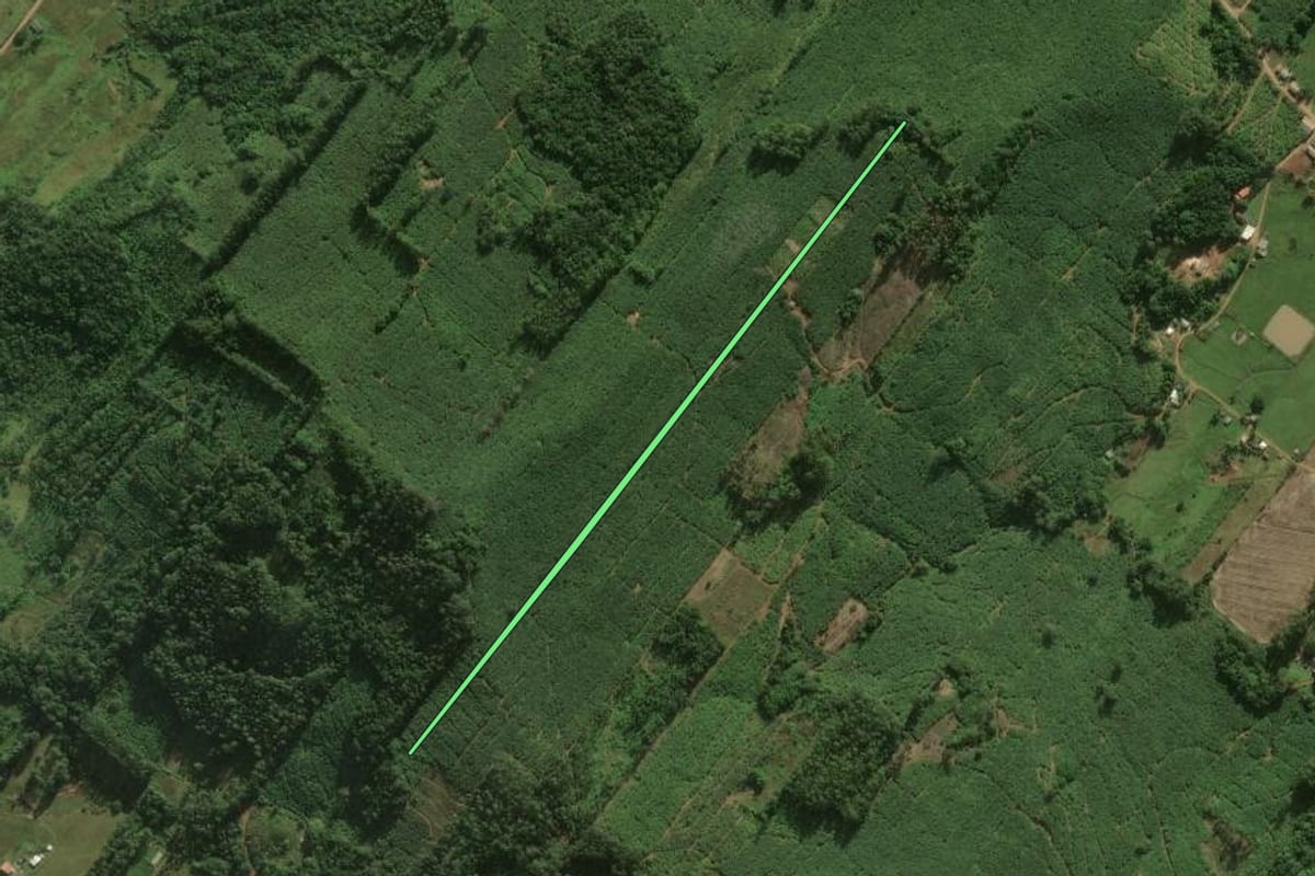 Imagem de satélite do imóvel rural em Santa Rosa do Sul (SC), com o contorno declarado no CAR desenhado por cima.