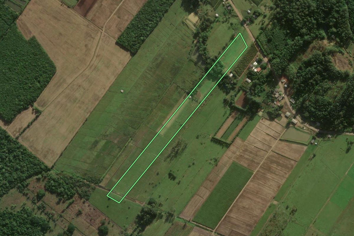 Imagem de satélite do imóvel rural em Santa Rosa do Sul (SC), com o contorno declarado no CAR desenhado por cima.