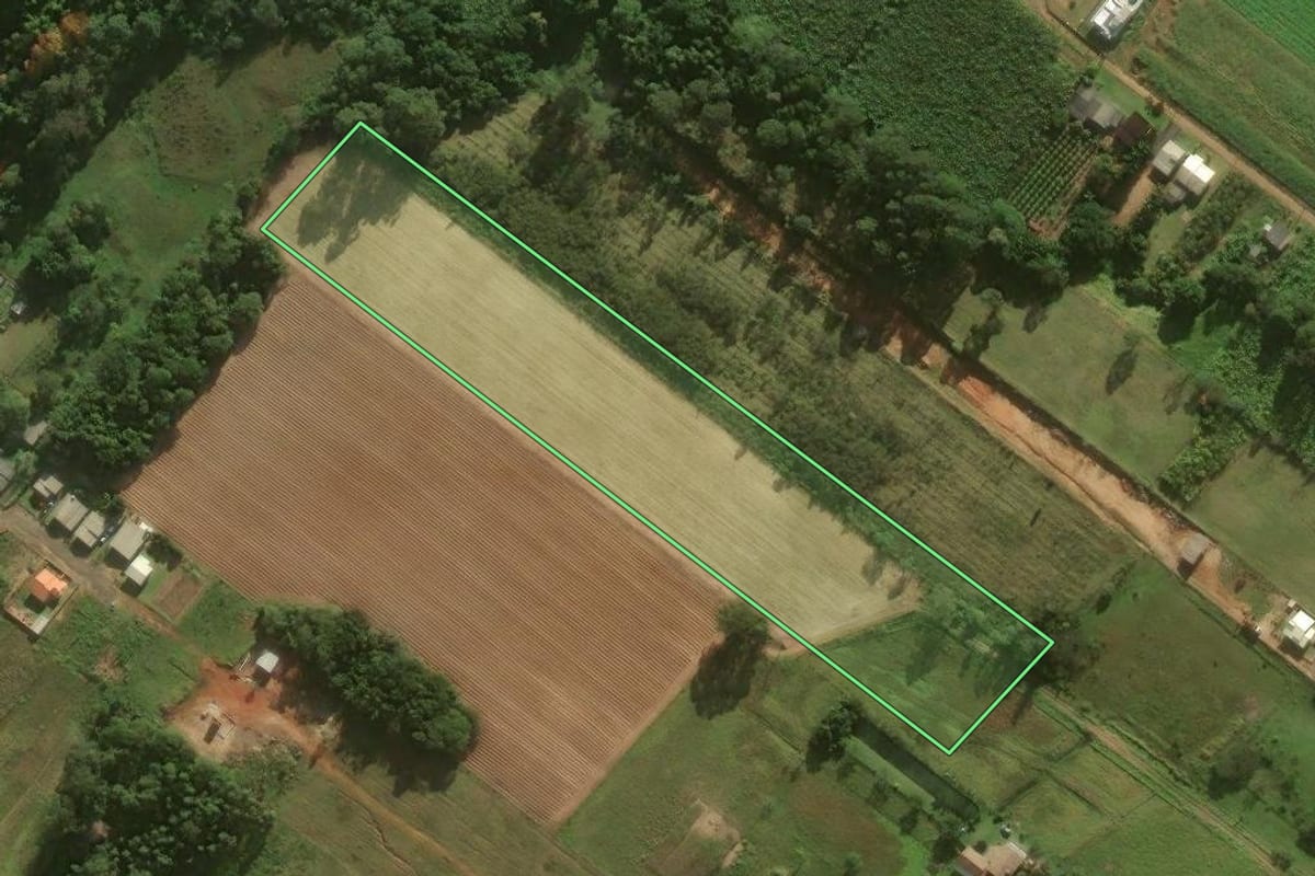 Imagem de satélite do imóvel rural em Santa Rosa do Sul (SC), com o contorno declarado no CAR desenhado por cima.