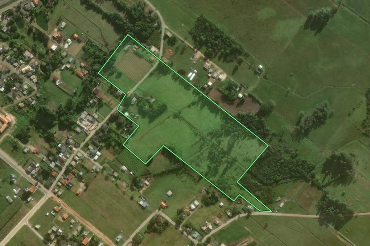 Imagem de satélite do imóvel rural em Santa Rosa do Sul (SC), com o contorno declarado no CAR desenhado por cima.