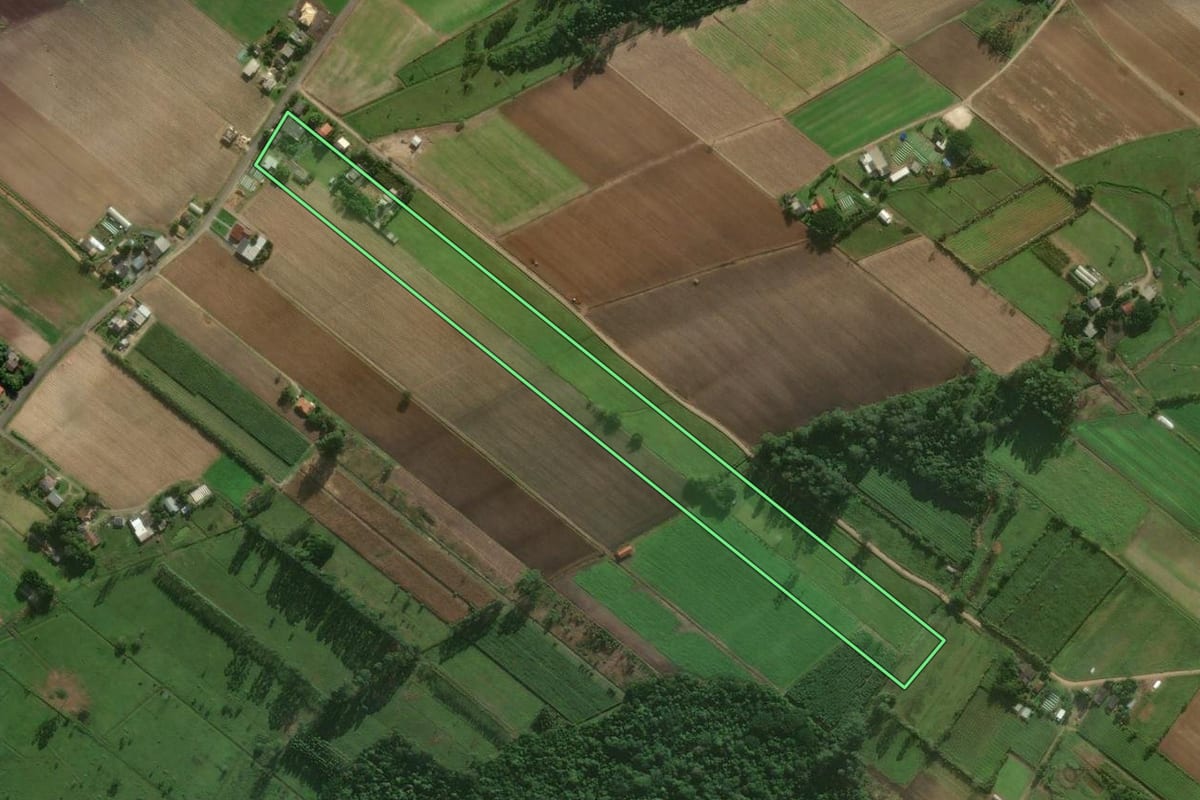 Imagem de satélite do imóvel rural em Santa Rosa do Sul (SC), com o contorno declarado no CAR desenhado por cima.