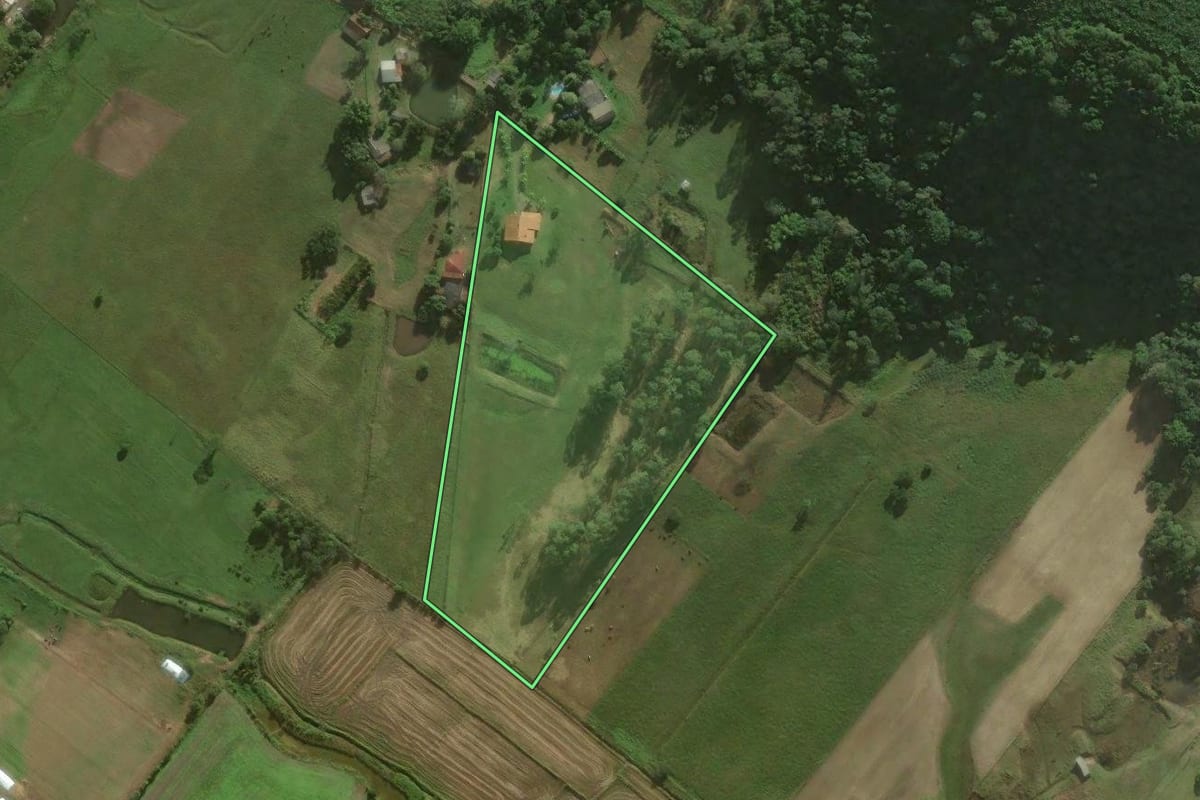 Imagem de satélite do imóvel rural em Santa Rosa do Sul (SC), com o contorno declarado no CAR desenhado por cima.