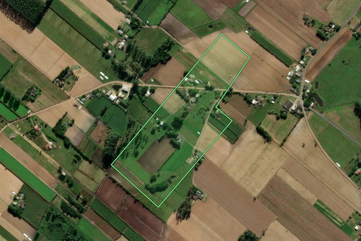 Imagem de satélite do imóvel rural em Santa Rosa do Sul (SC), com o contorno declarado no CAR desenhado por cima.