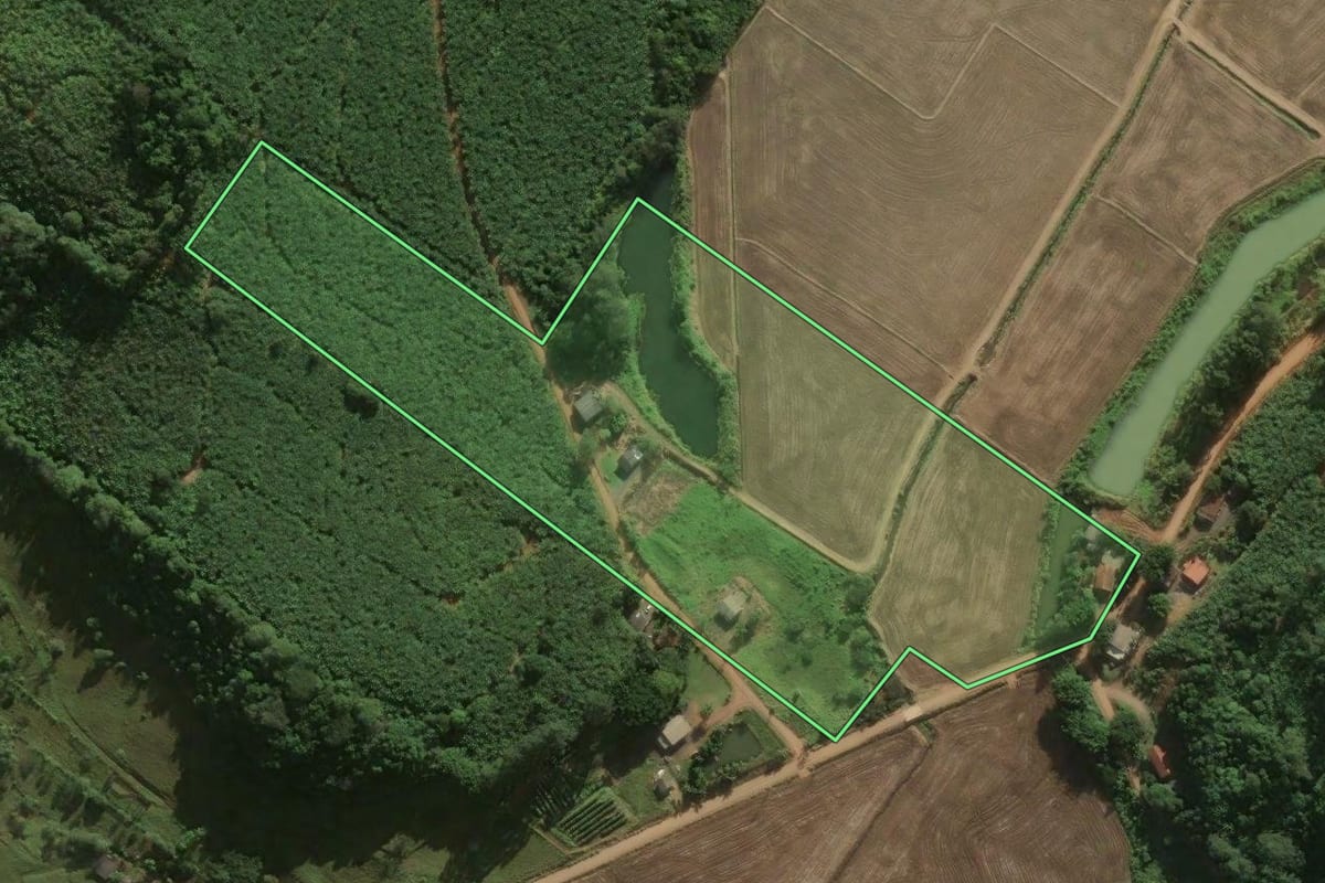 Imagem de satélite do imóvel rural em Santa Rosa do Sul (SC), com o contorno declarado no CAR desenhado por cima.