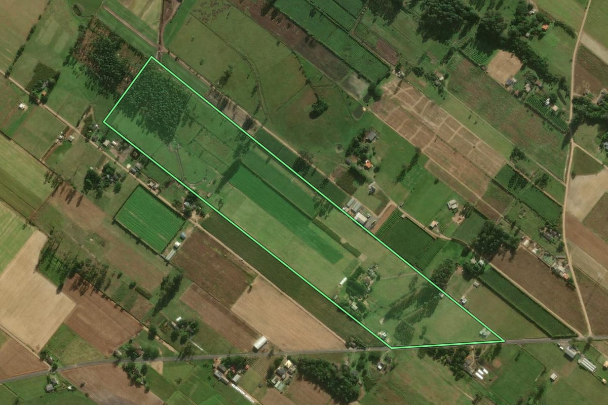 Imagem de satélite do imóvel rural em Santa Rosa do Sul (SC), com o contorno declarado no CAR desenhado por cima.
