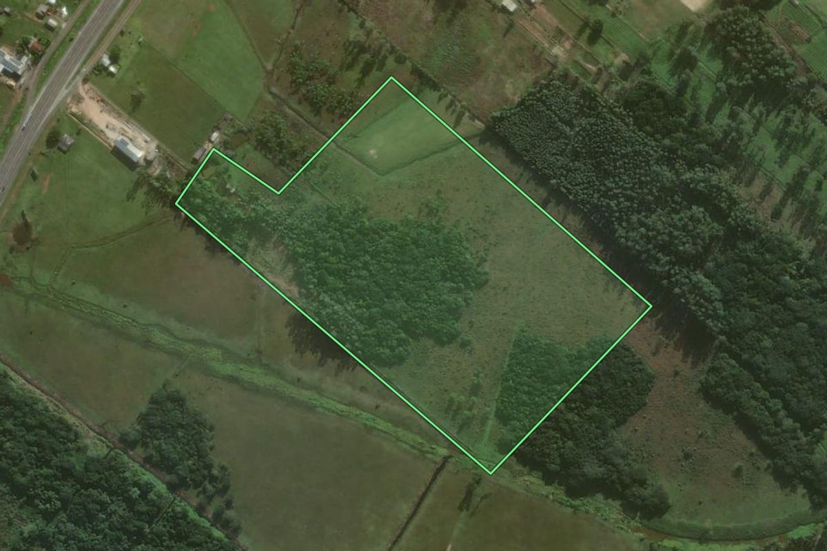 Imagem de satélite do imóvel rural em Santa Rosa do Sul (SC), com o contorno declarado no CAR desenhado por cima.