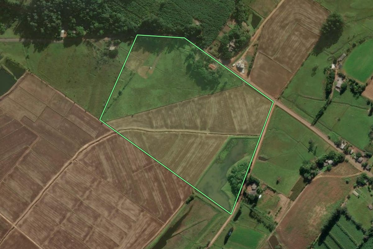 Imagem de satélite do imóvel rural em Santa Rosa do Sul (SC), com o contorno declarado no CAR desenhado por cima.