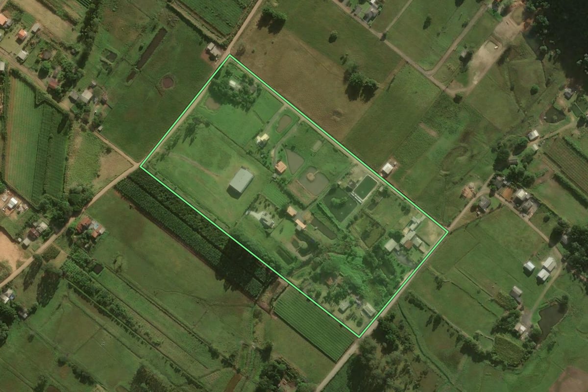 Imagem de satélite do imóvel rural em Santa Rosa do Sul (SC), com o contorno declarado no CAR desenhado por cima.