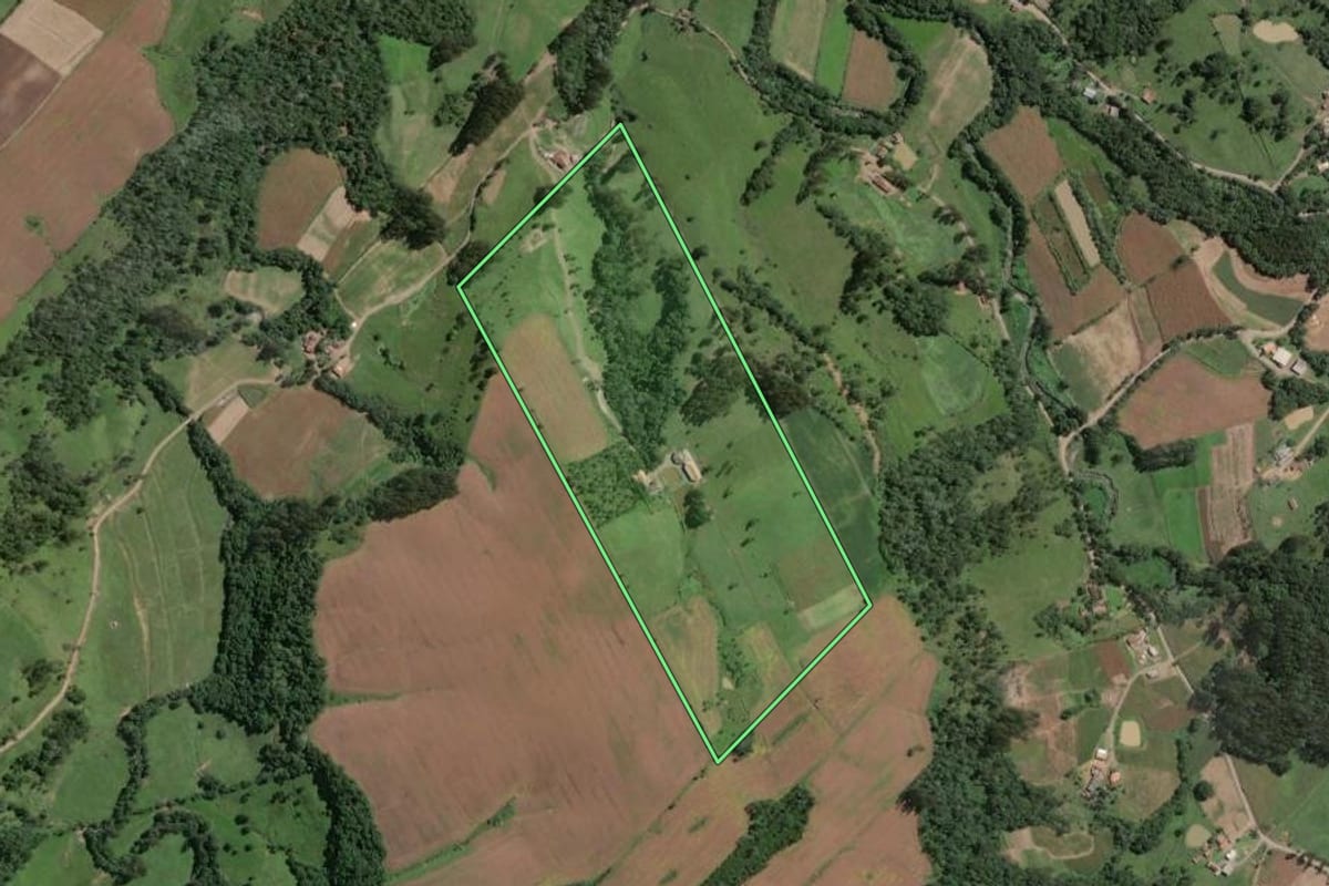 Imagem de satélite do imóvel rural em Santa Terezinha (SC), com o contorno declarado no CAR desenhado por cima.