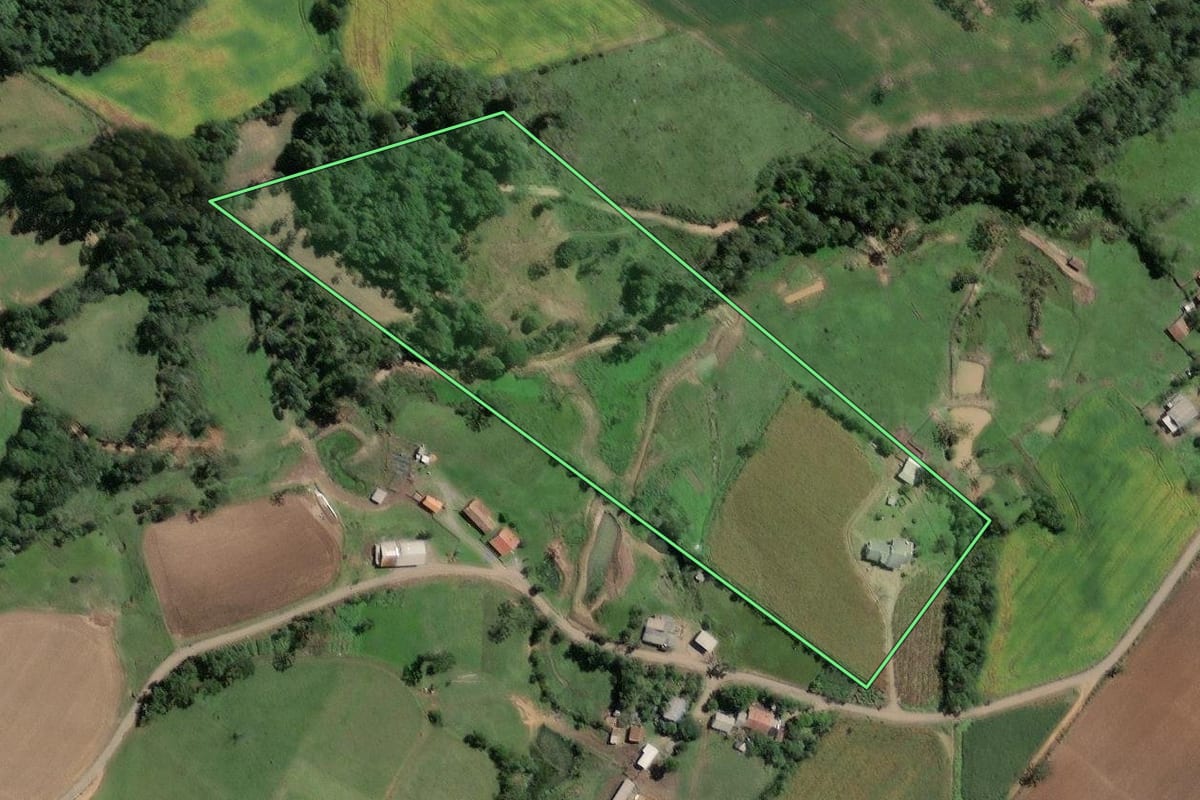Imagem de satélite do imóvel rural em Santa Terezinha (SC), com o contorno declarado no CAR desenhado por cima.