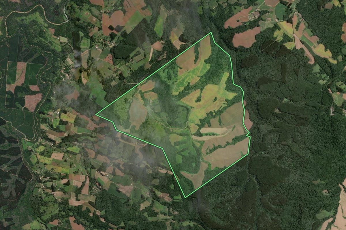 Imagem de satélite do imóvel rural em Santa Terezinha (SC), com o contorno declarado no CAR desenhado por cima.
