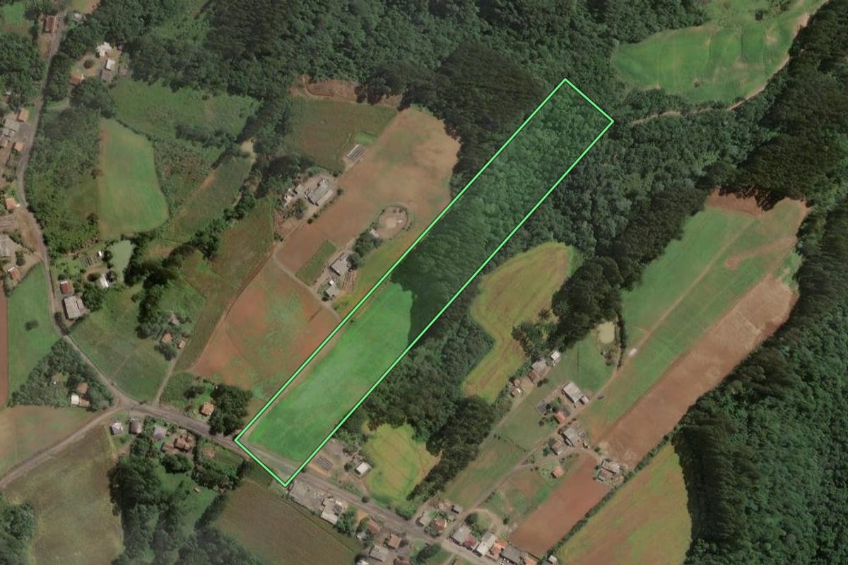 Imagem de satélite do imóvel rural em Santa Terezinha (SC), com o contorno declarado no CAR desenhado por cima.