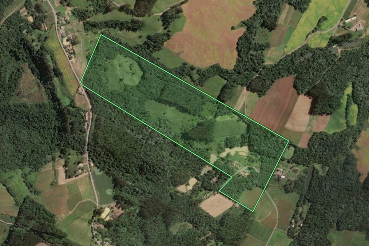 Imagem de satélite do imóvel rural em Santa Terezinha (SC), com o contorno declarado no CAR desenhado por cima.