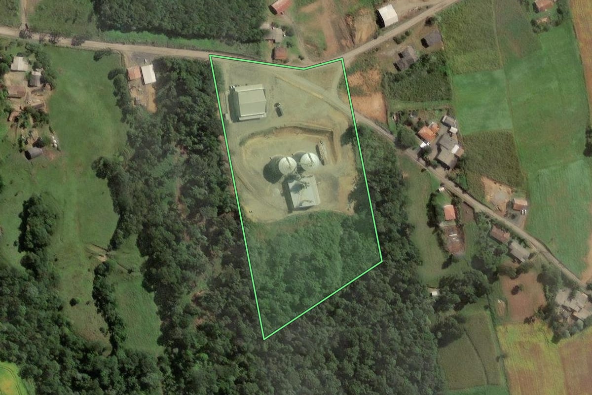 Imagem de satélite do imóvel rural em Santa Terezinha (SC), com o contorno declarado no CAR desenhado por cima.